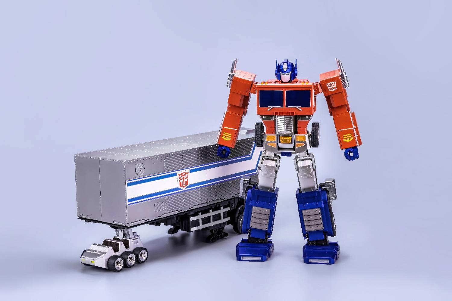 Optimus Prime AutoConverting Trailer with Roller Robosen